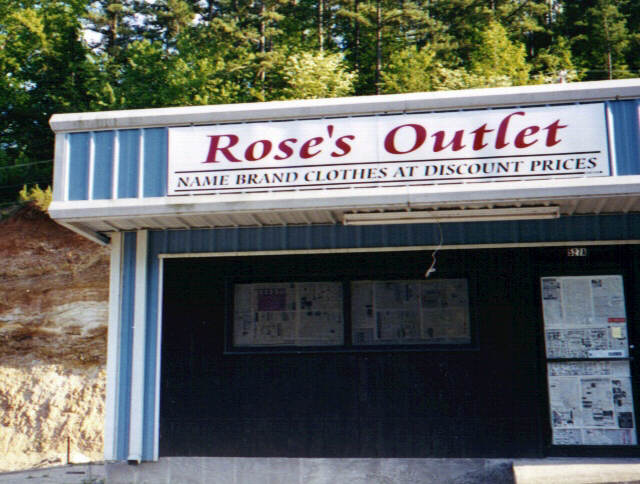 Rose's Outlet Sign